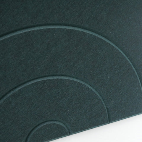 maeven art Maya VI collection gros plan couleur vert foncé essence panneau acoustique feutre design collection carrelage acoustique feutre absorption sonore absorption sonore