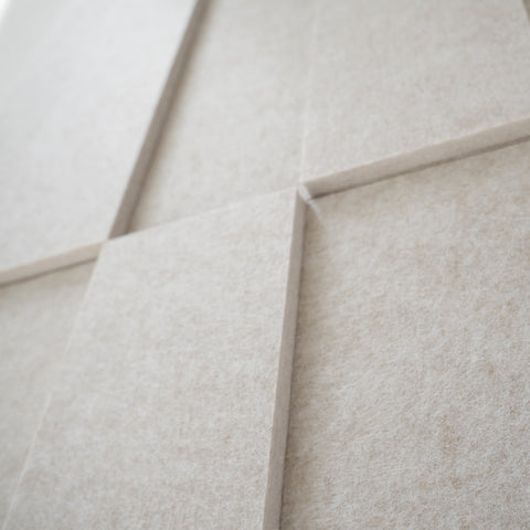 maeven art maya IV 3d collectie kleur beige closeup akoestisch paneel vilt design collectie akoestisch tegel pet vilt geluidsabsorptie geluiddempend