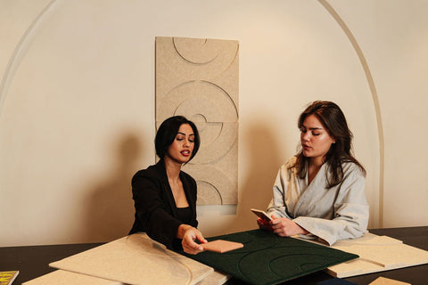 Maya 3d acoustic wall panels beige 2 femmes à la table voir les échantillons choisir la couleur