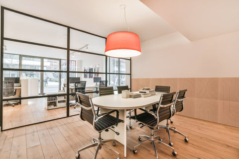 Plafond en akoestiek: effectieve oplossingen voor minder galm