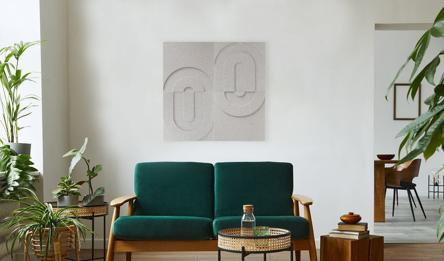 Maya 3D collectie akoestische viltpanelen in beige - ringen en cirkels in 3D relief - boven groene bank