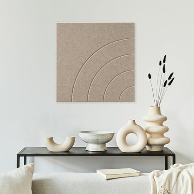 Loa I akoestisch viltpaneel in beige - 4 kwartcirkels - boven rattan dressoir in woonkamer