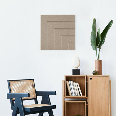 Loa IV akoestisch viltpaneel in beige - geometrische lijnen - in leeshoek met donkere stoel