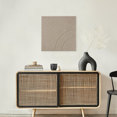 Loa III akoestisch viltpaneel in beige - 2 kwartcirkels - boven ronde eettafel