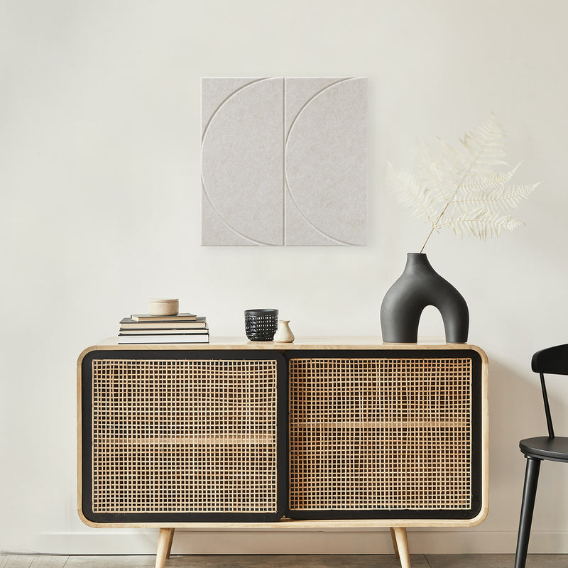 Akustikfilzplatte Sade VII in Beige – geschwungene Bögen – über einer Rattan-Kommode