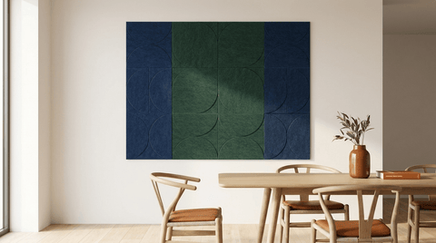 Blauw op groen, na twaalven, akoestische wand van 12 viltpanelen, samen 200 bij 150 cm, in een kantoor
