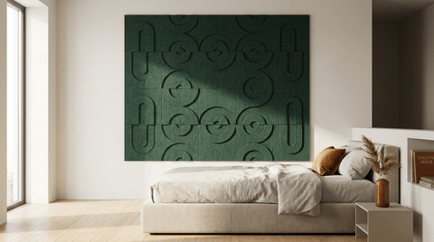 De suite, in flessengroen, akoestische wand van 5 Maya 3D-sets van elk twee panelen, samen 250 bij 100 cm, in een slaapkamer