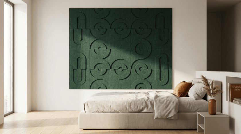 De suite, in flessengroen, akoestische wand van 5 Maya 3D-sets van elk twee panelen, samen 250 bij 100 cm, in een slaapkamer