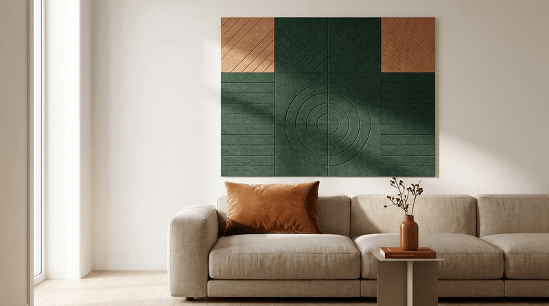 Een waaier van groen en goud, akoestische wand van 12 viltpanelen, samen 200 bij 150 cm, in een woonkamer