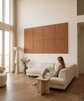Loa II, œuvre d'art acoustique couleur cognac, créant une ambiance chaleureuse sur un mur du salon