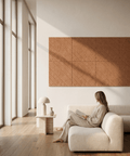 Loa II, œuvre d'art acoustique couleur cognac, créant une ambiance chaleureuse sur un mur du salon