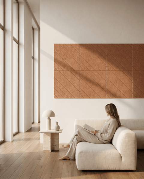 Loa II akoestische kunst in cognac als sfeervolle wand in een woonkamer