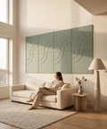 Loa III akoestische kunst in saliegroen als sfeervolle wand in een woonkamer