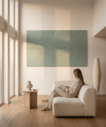 Loa VI akoestische kunst in saliegroen als sfeervolle wand in een woonkamer