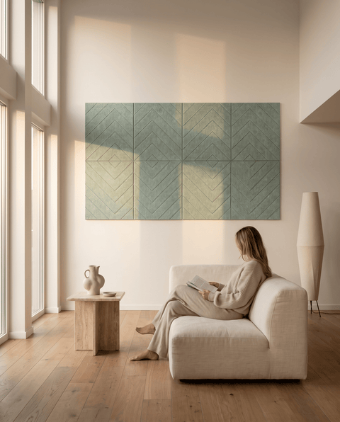 Loa VI akoestische kunst in saliegroen als sfeervolle wand in een woonkamer