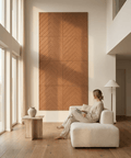 Loa VI akoestische kunst in cognac als sfeervolle wand in een woonkamer