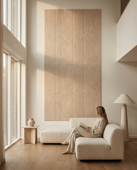 Loa VII akoestische kunst in zand als sfeervolle wand in een woonkamer