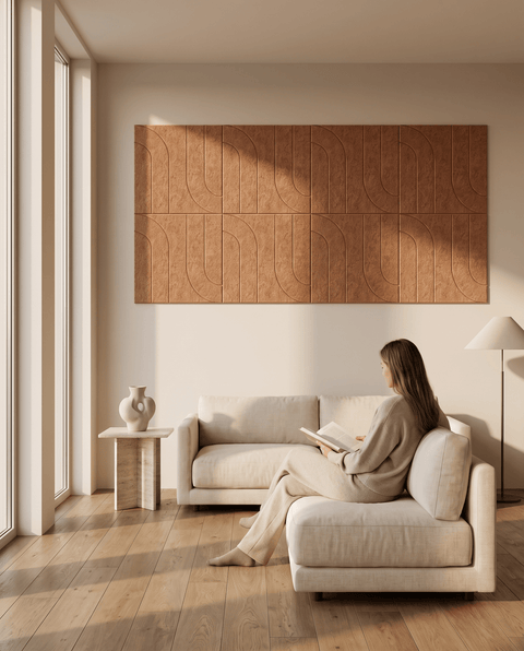 Maya I akoestische kunst in cognac als sfeervolle wand in een woonkamer