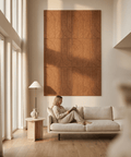 Maya I akoestische kunst in cognac als sfeervolle wand in een woonkamer