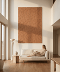 Maya II akoestische kunst in cognac als sfeervolle wand in een woonkamer