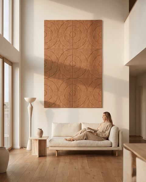 Maya II akoestische kunst in cognac als sfeervolle wand in een woonkamer