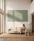 Maya II akoestische kunst in saliegroen als sfeervolle wand in een woonkamer