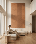 Maya III akoestische kunst in cognac als sfeervolle wand in een woonkamer