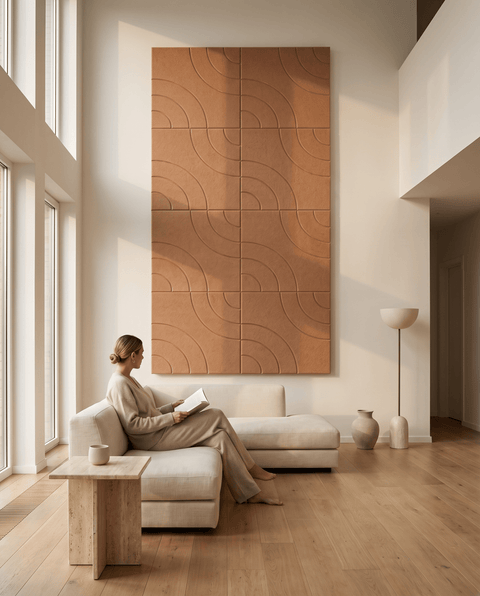 Maya III akoestische kunst in cognac als sfeervolle wand in een woonkamer