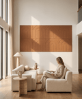 Maya VII akoestische kunst in cognac als sfeervolle wand in een woonkamer