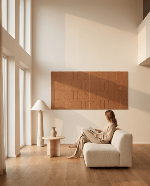Maya VIII akoestische kunst in cognac als sfeervolle wand in een woonkamer