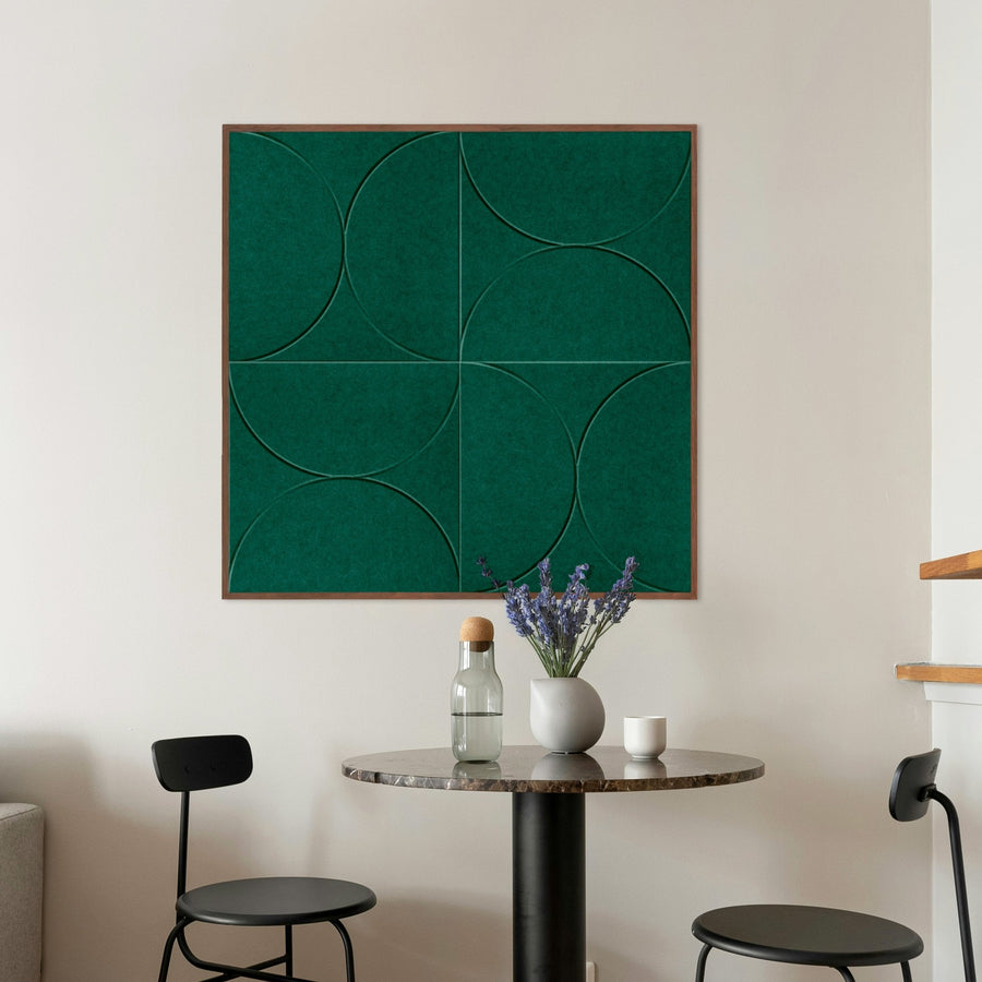 Velvet Arcs akoestisch schilderij in deep green - cirkels en bogen - in leeshoek naast gele stoel - 100x100cm